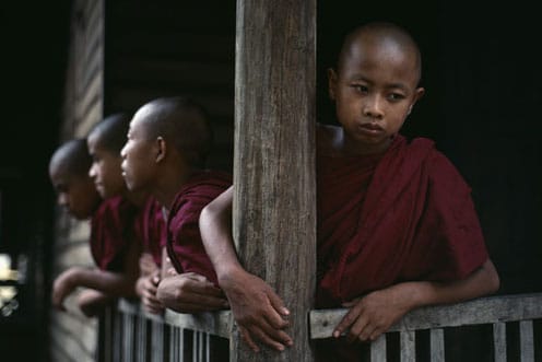 Monges noviocios en Myanmar - Foto Steve McCurry