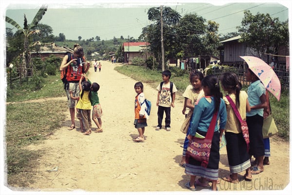 Niños por el camino hacia la guesthouse