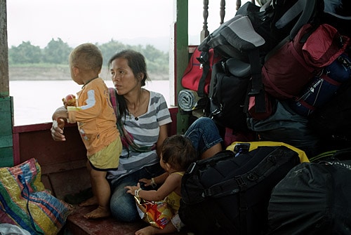 Laosiana con sus dos hijos - Mekong