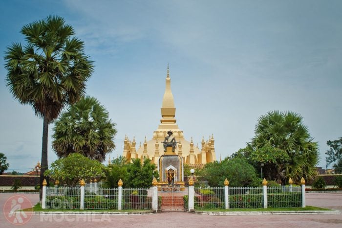 Estatua del rey Setthatthirat con el Pha That Luang de fondo