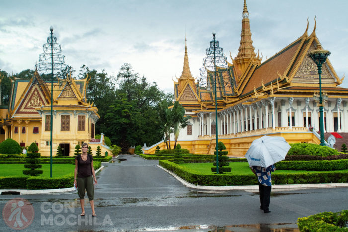 Salón del trono del Palacio Real de Phnom Penh, a la derecha