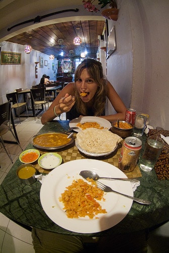 Cenando en el restaurante indio
