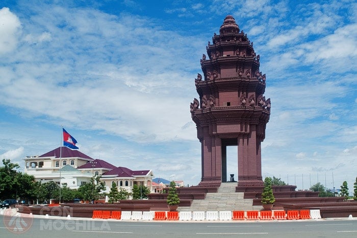 El monumento recuerda una de las torres de Angkor Wat