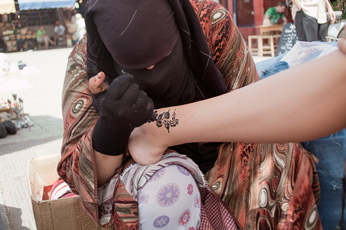 Haciéndome el tatuaje de henna en el mercado de las especias