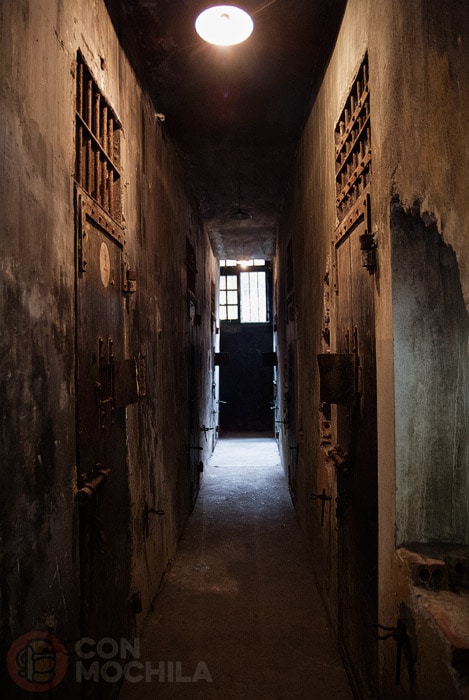 Pasillo entre celdas en la prisión Hanoi Hilton