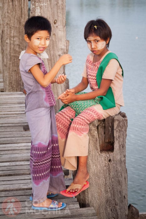 Dos niñas en el puente de U Bein