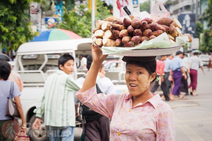 Una vendedora ambulante en Yangón