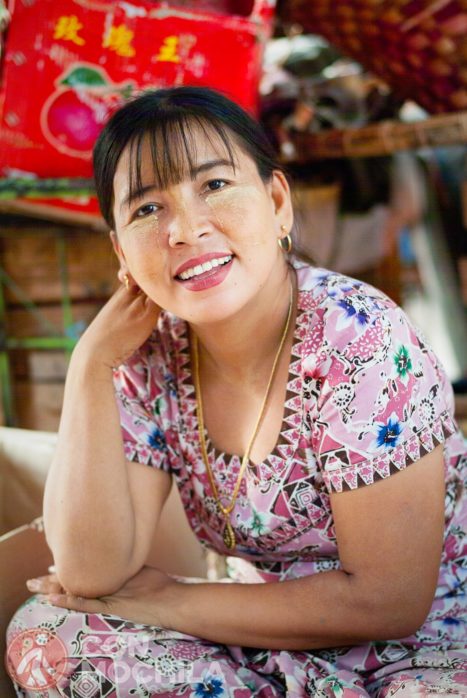 Una simpática mujer en Mandalay con su maquillaje