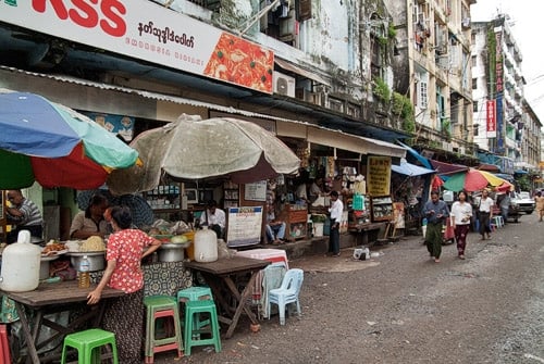Calle de Yangón con puestos de comida callejeros