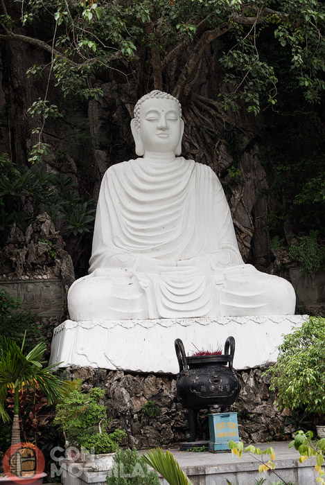 Buda de cemento delante de la cueva de Van Thoung
