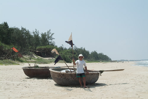 Pescador con su barca redonda