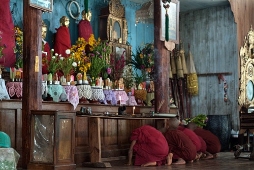 Los monjes novicios rezando