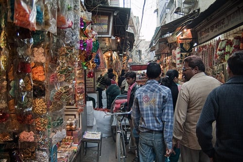 Infinidad de comercios por las calles de Old Delhi
