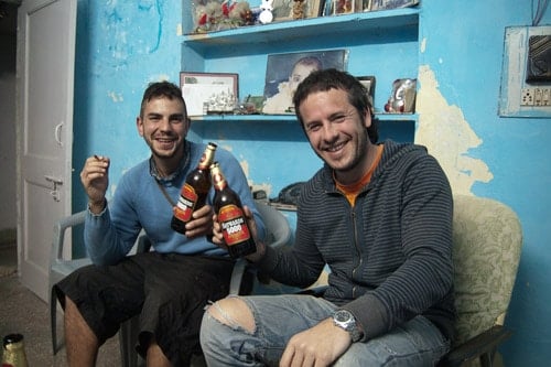 Fabien y Toni brindando con cerveza