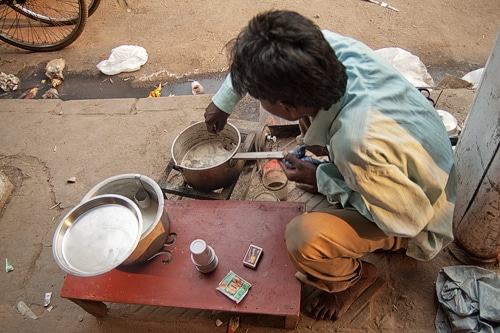 Haciendo masala chai en Old Delhi