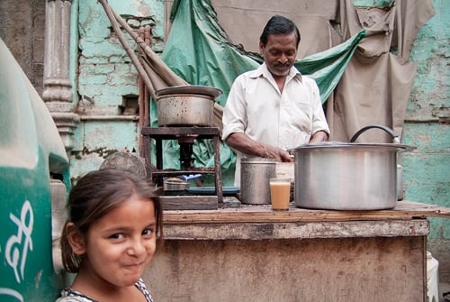 Haciendo chai en Paharganj, tras la mirada pícara de esta niña