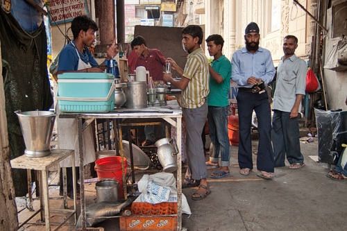 Vendedor de chai cerca del fuerte rojo de Delhi