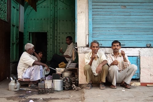 Disfrutando del masala chai en Old Delhi