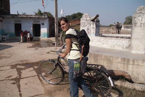 En bici entrando en la parte antigua de Khajuraho