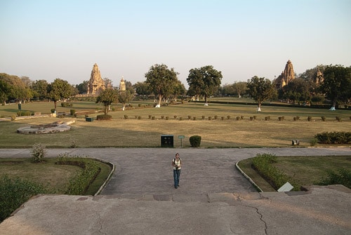 Panorámica de los templos de Khajuraho con sus jardines