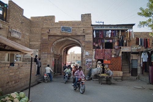 La puerta Amar Sagar desde dentro del fuerte de Jaisalmer