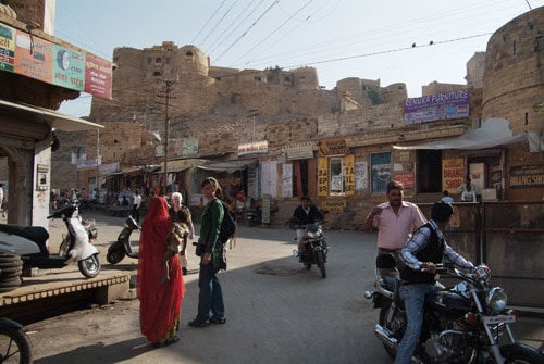 El palacio del Fuerte de Jaisalmer en lo más alto