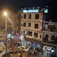 Vista de la fachada del hotel Lord Krishna