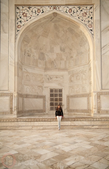 Detalle del iwan que refleja lo enorme del mausoleo del Taj Mahal