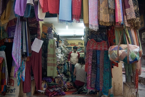 En la tienda de Vijay comprando la ropa de nochevieja