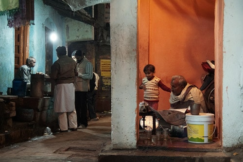 Vida en la noche de Varanasi