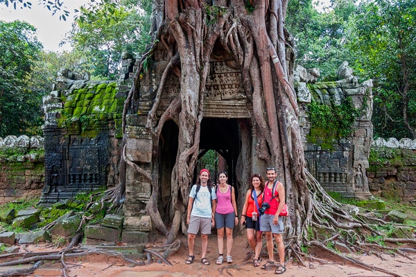 Paco, Esther, Vicente y Gemma en los templos de Angkor