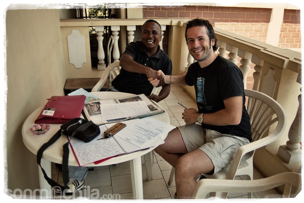 Leonard y Toni sellando el acuerdo del tour por el Tsiribihina y el Tsingy