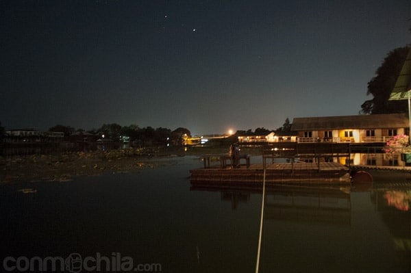 El río Khwae de noche desde la gesthouse