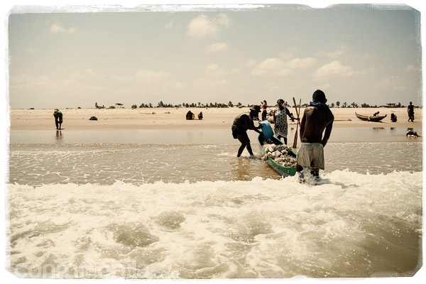 Los pescadores saliendo a la arena con el pescado