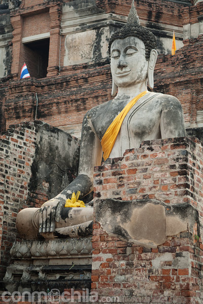 El buda que da la bienvenida a la estupa