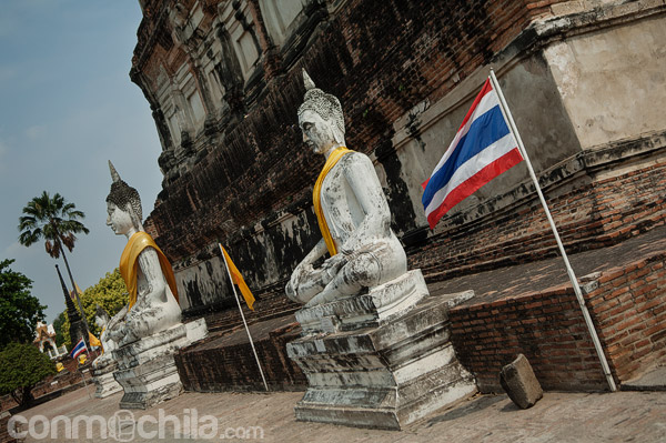 Budas junto a la estupa principal