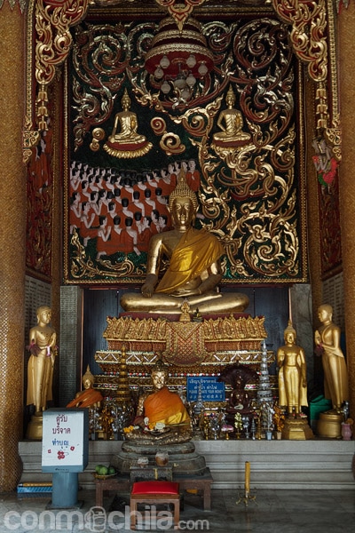 Pequeño santuario en el interior de la pagoda
