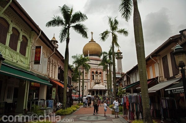 Bussorah Street con la Mezquita del Sultán al fondo