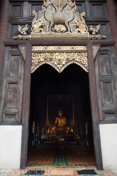 Entrada al Wat Phan Tao con el pavo real en la parte superior