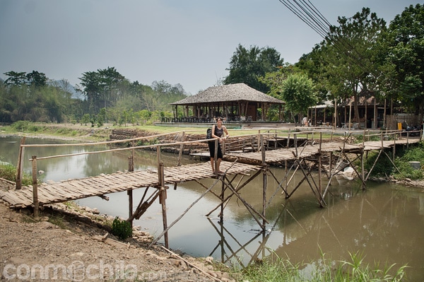 El básico puente de bambú para cruzar el río