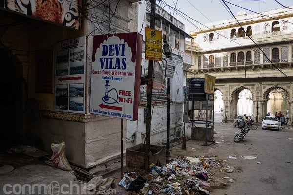 Entrada al callejón de acceso a Devi Vilas guesthouse