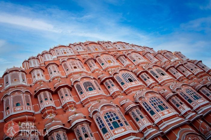 La preciosa fachada del Hawa Mahal de Jaipur
