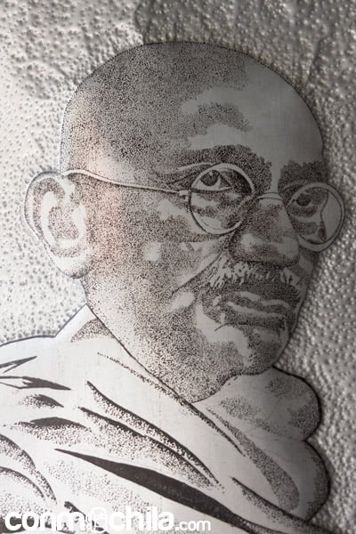 Imagen de Gandhi grabada en un metal