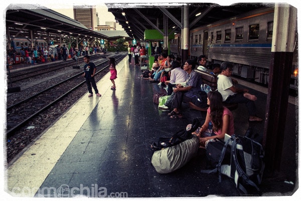Esperando en la estación de Bangkok