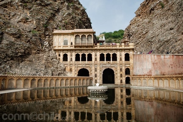 La famosa imagen del templo con el tanque de agua