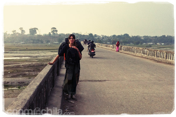Cruzando el puente que separa India de Nepal