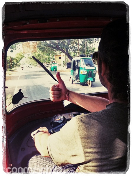 Conduciendo el tuk-tuk por Sri Lanka