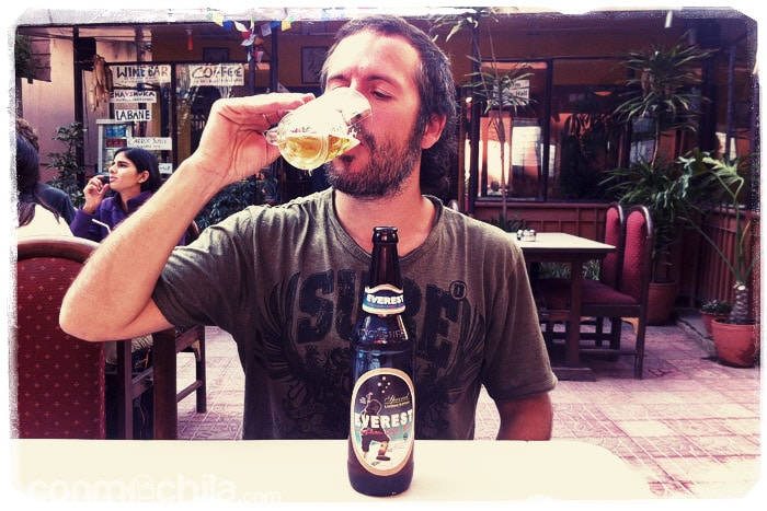 Toni probando las primeras cervezas de Nepal