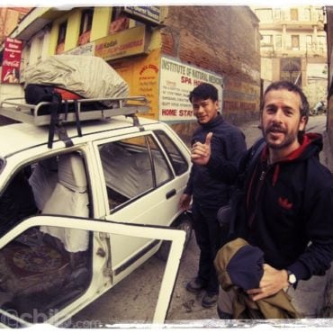 Toni con Yam en el taxi saliendo de Kathmandu