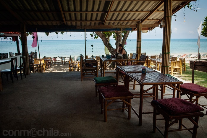 El restaurante con la playa de fondo